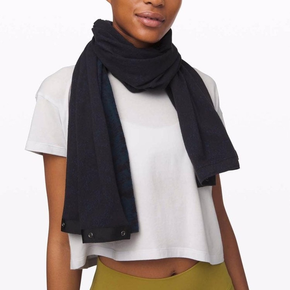 Lululemon Vinyasa Scarf in Black - Picture 2 of 5